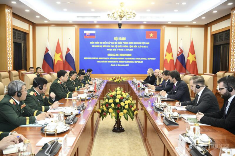 Immediately following the welcome ceremony, the two delegations hold talks to discuss bilateral defense cooperation.