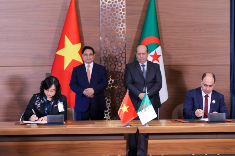 Prime Minister Pham Minh Chinh and Prime Minister Sifi Ghrieb witness the signing of a Letter of Intent between the Ministry of Industry and Trade of Vietnam and the Ministry of Trade and Export Promotion of Algeria on joint research, assessment, and promoting the launch of negotiations for a bilateral trade agreement.” Photo: VGP