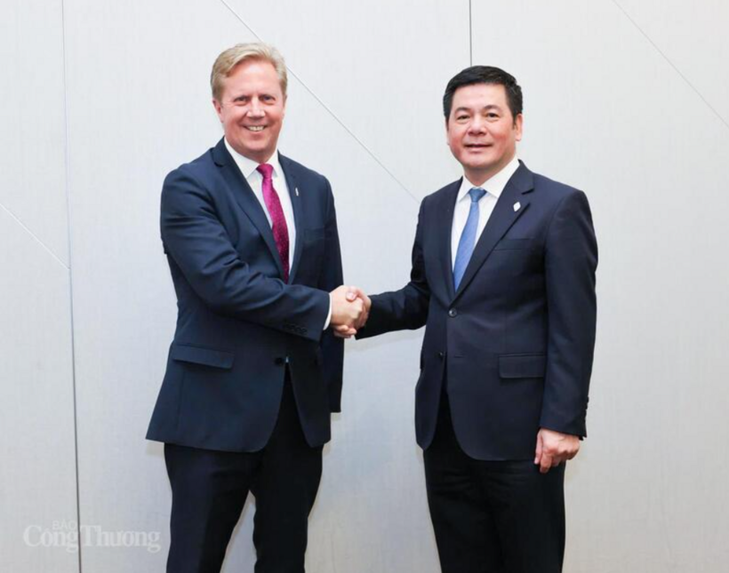 Vietnam’s Minister of Industry and Trade Nguyen Hong Dien and New Zealand Minister of Trade Todd McClay. Photo: Nguyen Minh