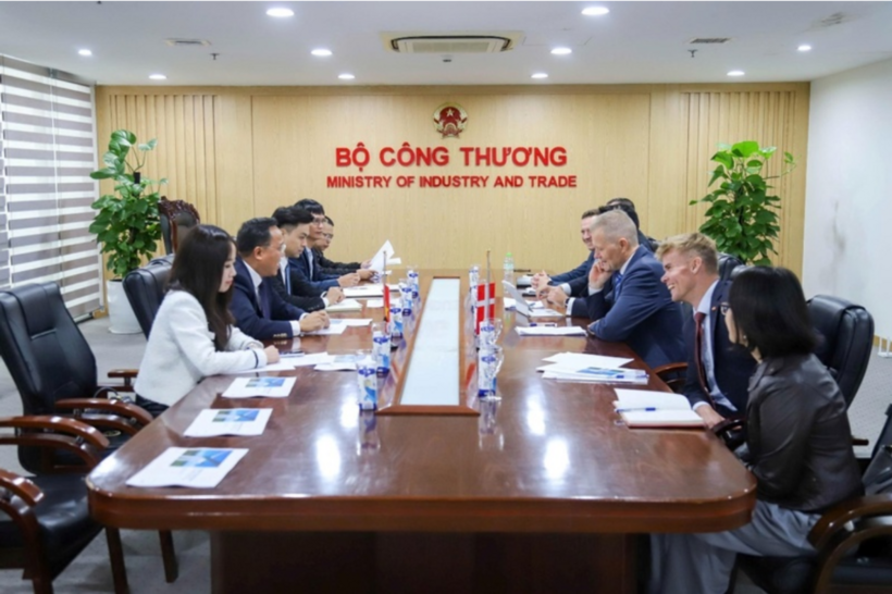 Deputy Minister Nguyen Hoang Long received Raphael Huot, Vice President in charge of Asia, Vestas Wind Systems A/S Group. Photo: MoIT