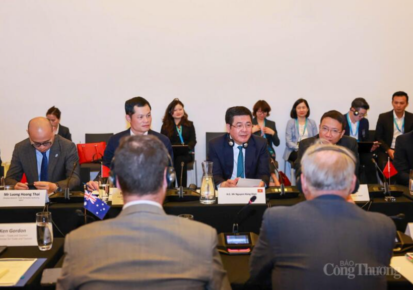 Speaking at the dialogue, Vietnam’s Minister of Industry and Trade Nguyen Hong Dien proposes that the two countries continue to open their markets to each other’s agricultural products, thereby promoting trade growth. Photo: Nguyen Minh