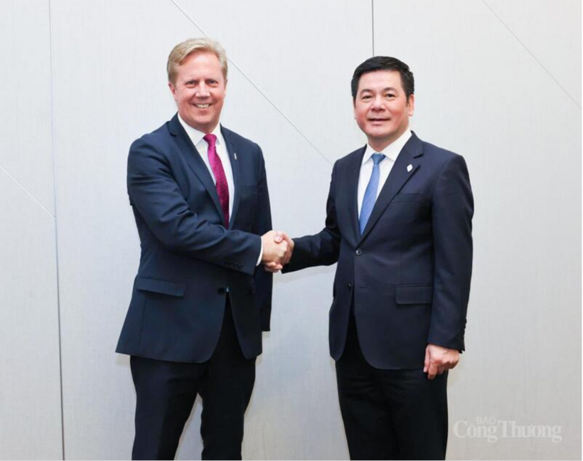 Vietnam’s Minister of Industry and Trade Nguyen Hong Dien and New Zealand’s Minister of Trade Todd McClay.