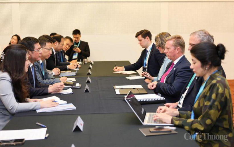 The two ministers exchange views on issues of mutual interest.