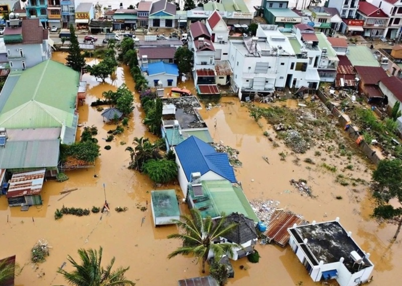 Amid severe flooding, the Ministry of Industry and Trade oversaw hydropower reservoirs, the power system and essential goods supply to ensure safety and timely recovery.