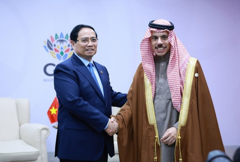 Prime Minister Pham Minh Chinh and Saudi Arabia’s Minister of Foreign Affairs, Prince Faisal Bin Farhan Al Saud. Photo: VGP