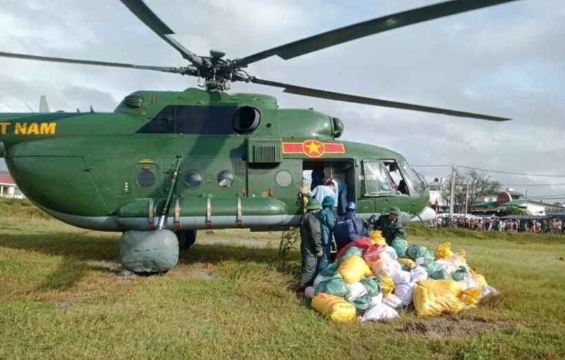 A military helicopter delivers emergency supplies to isolated communities on the morning of November 23. Photo: Le Tam