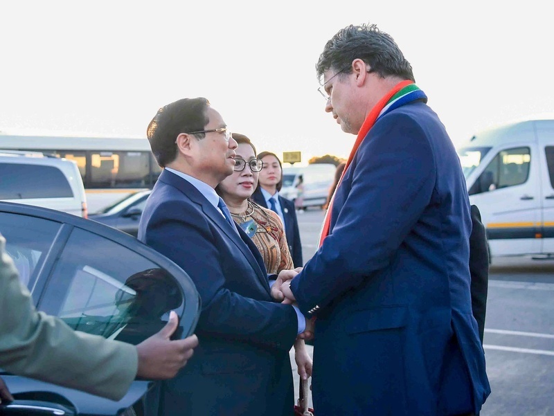 Representatives of the South African host government, along with staff of the Vietnamese Embassy, see off Prime Minister Pham Minh Chinh, his spouse Le Thi Bich Tran and the Vietnamese delegation as they departed South Africa for Hanoi. Photo: VGP