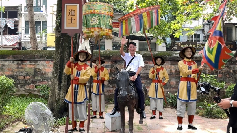 The AR exhibit of the royal commendation recreates the grand procession of newly conferred doctors returning to their village in a traditional victory ceremony.