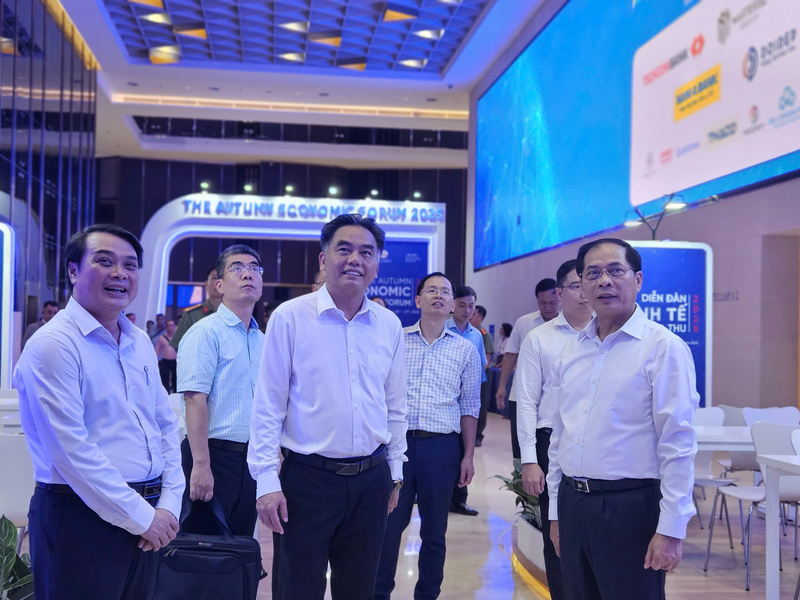 At the inspection session, Nguyen Loc Ha, Vice Chairman of the HCMC People’s Committee, reports to Deputy Prime Minister Bui Thanh Son on the progress of key tasks. Photo: Minh Khue