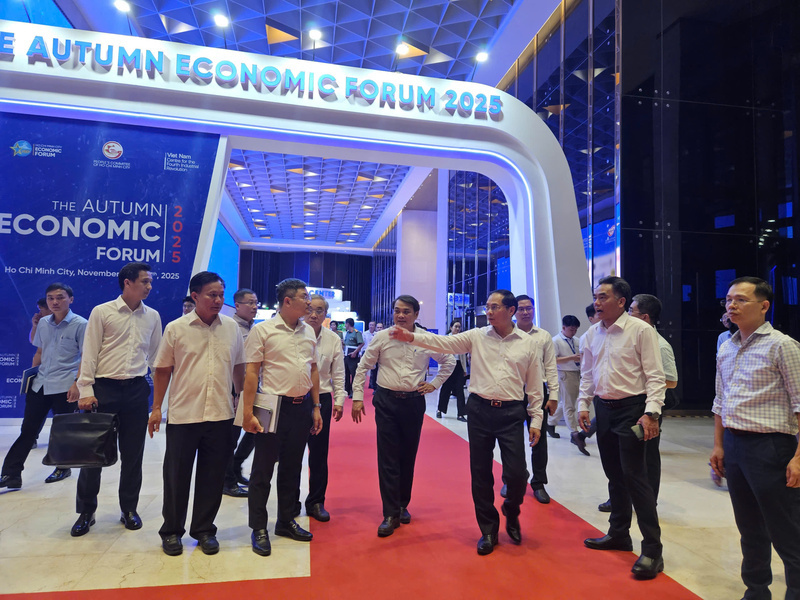 At the site, Deputy Prime Minister Bui Thanh Son requests a thorough review of transportation procedures for international delegations, online transmission lines and cabin interpreting systems to ensure that no minor issue affects this important event. Photo: Minh Khue