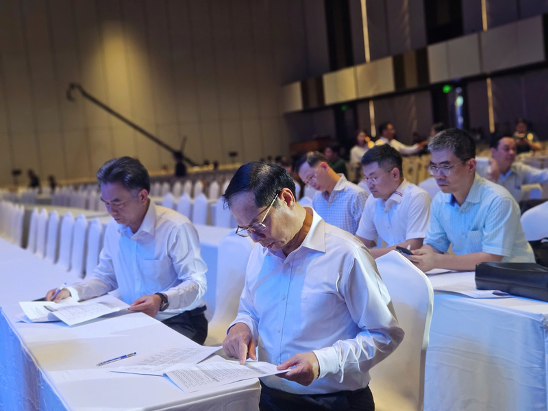 Deputy Prime Minister Bui Thanh Son notes that overall preparations at GEM Center and Thisky Hall are essentially completed, ensuring full readiness to welcome and serve delegates and guests attending the forum on November 25. Photo: Minh Khue.