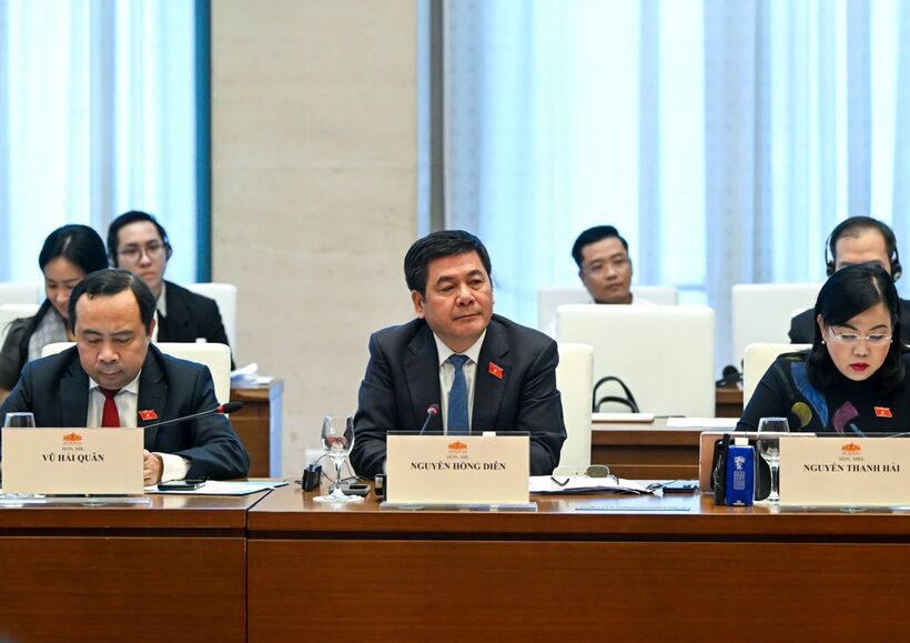 Minister Nguyen Hong Dien attends the event.