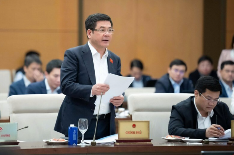 Minister of Industry and Trade Nguyen Hong Dien delivers remarks.