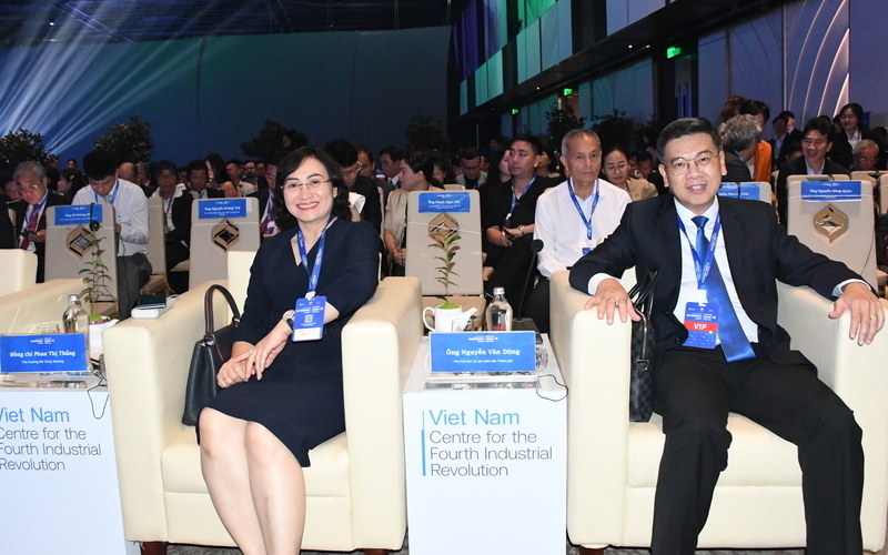 Deputy Minister of Industry and Trade Phan Thi Thang participates in the dialogue.