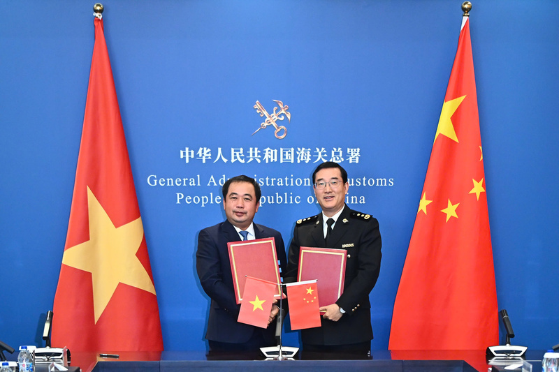 Minister Tran Duc Thang and China’s Deputy Commissioner-General Zhao Zenglian sign the protocol on fresh jackfruit exports in Beijing on November 27.