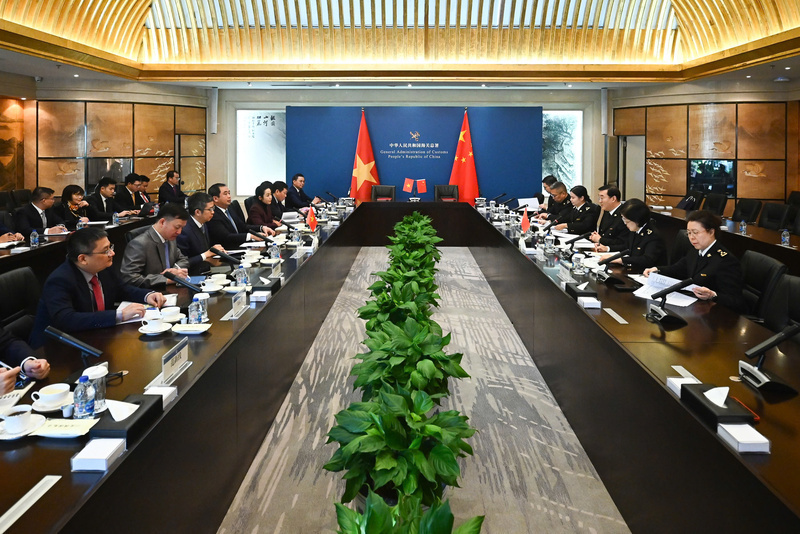 Minister Tran Duc Thang and the Vietnamese delegation meet with the General Administration of Customs of China on November 27.