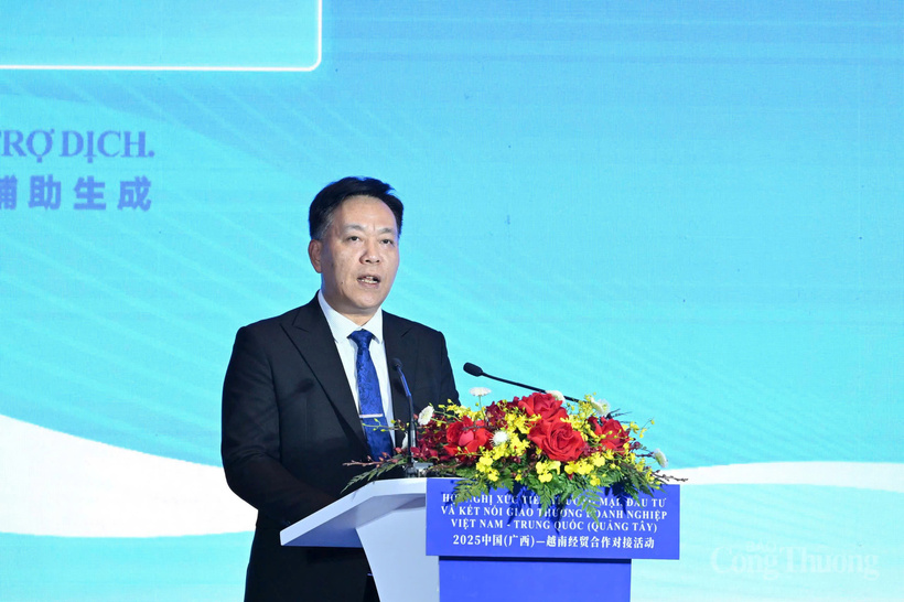 Minister-Counsellor Wu Guoquan of the Chinese Embassy in Vietnam speaks at the event.