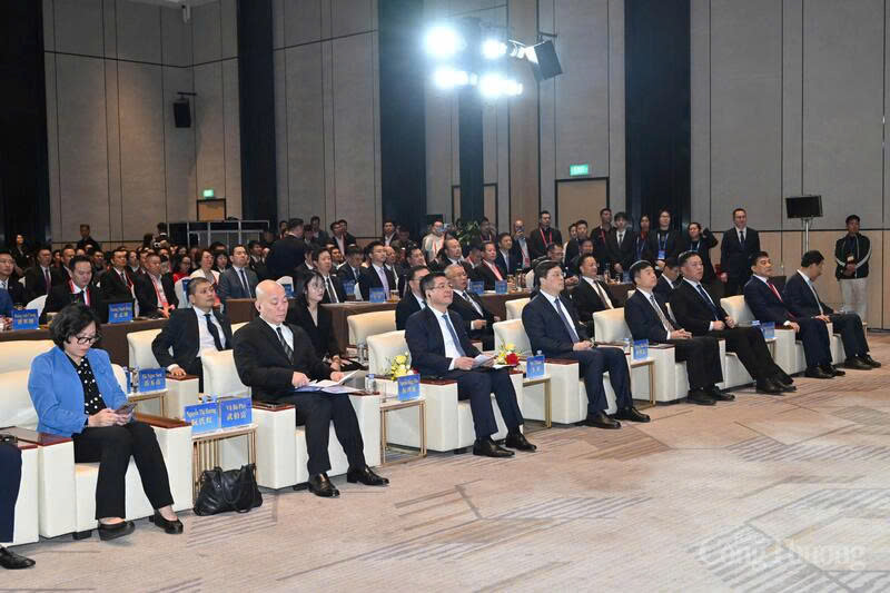 Delegates attend the Vietnam-China Trade, Investment and Business Networking Conference.