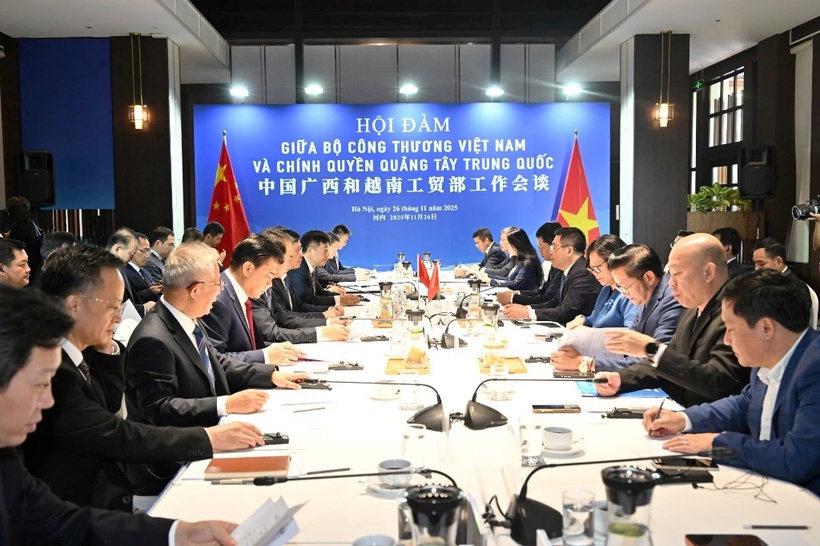 During the talks, the two leaders exchanged and discussed many orientations and solutions to promote cooperative relations between Vietnam and Guangxi province, China.
