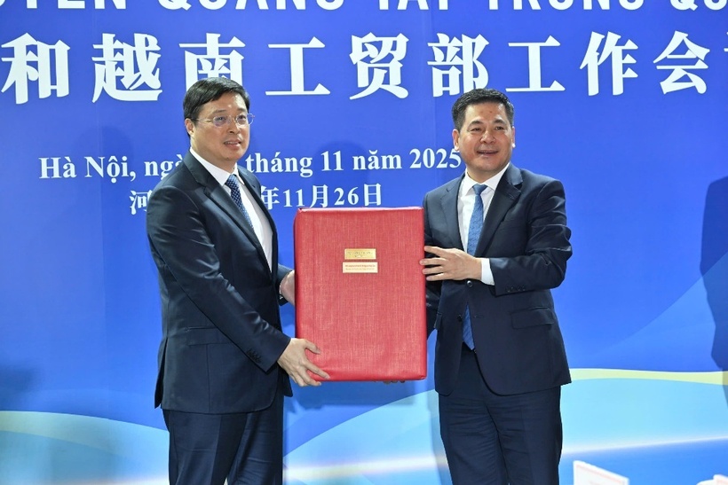 Delegations of Vietnam and Guangxi during the talks in Hanoi.