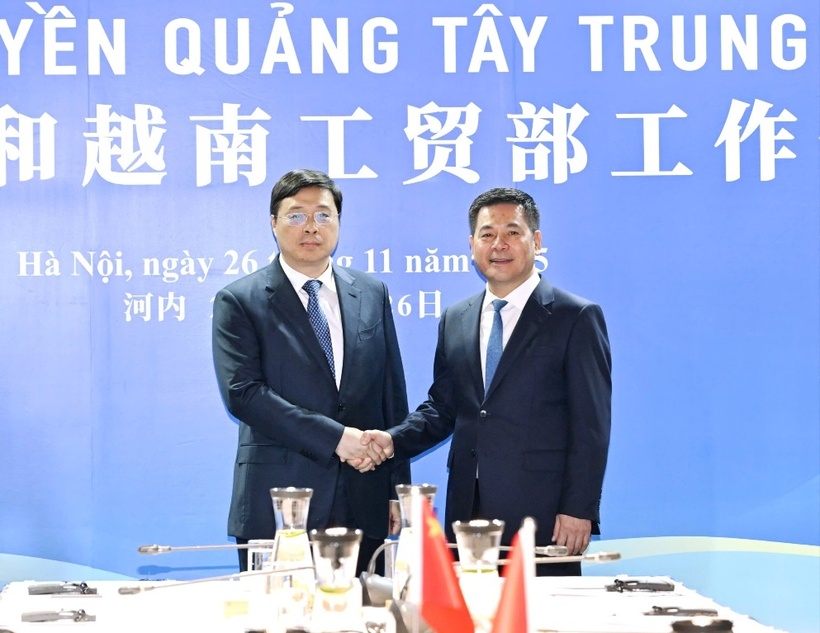 Delegations of Vietnam and Guangxi during the talks in Hanoi.