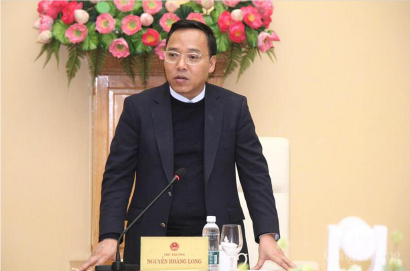 Deputy Minister Nguyen Hoang Long provides directives during the meeting.