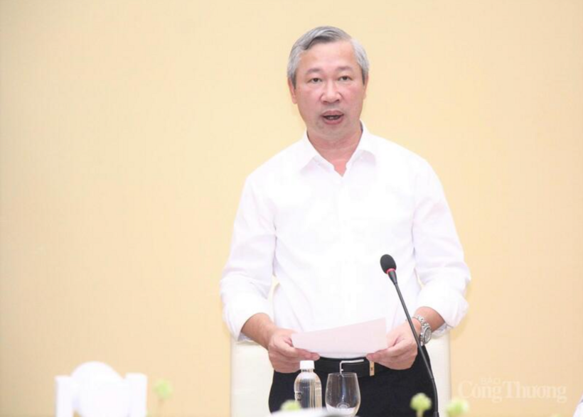 Director General of the Electricity Regulatory Authority Pham Nguyen Hung delivers remarks at the meeting.