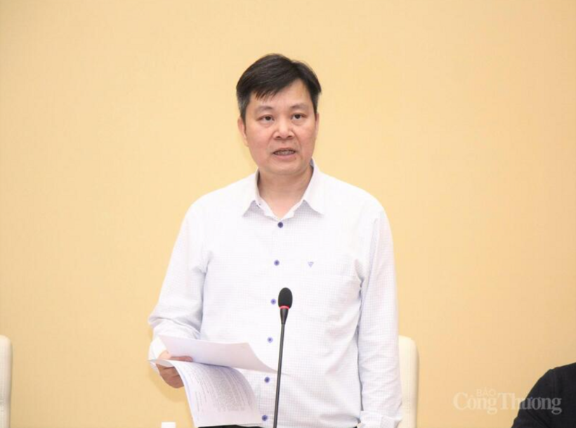 Deputy Director General of the Electricity Regulatory Authority Nguyen The Huu delivers remarks at the meeting.