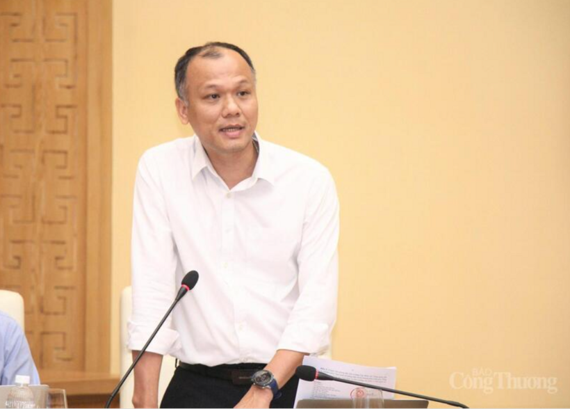 Pham Quynh, Deputy General Director of NSMO, shares his views at the meeting.