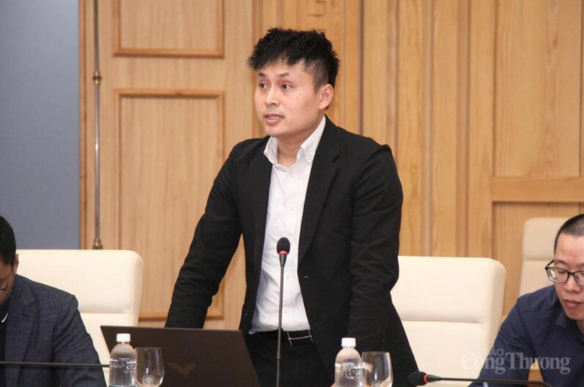 A representative of the Vietnam National Coal and Mineral Industries Group expresses the corporation’s views at the meeting.