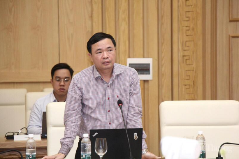 A representative of the Petroleum and Coal Department delivers remarks at the meeting.