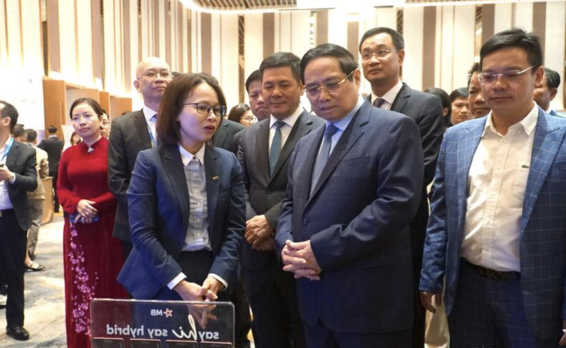 Prime Minister Pham Minh Chinh, Minister Nguyen Hong Dien, Da Nang Party Secretary Le Ngoc Quang, and other delegates visit booths showcasing Vietnamese logistics products and services at the Forum.