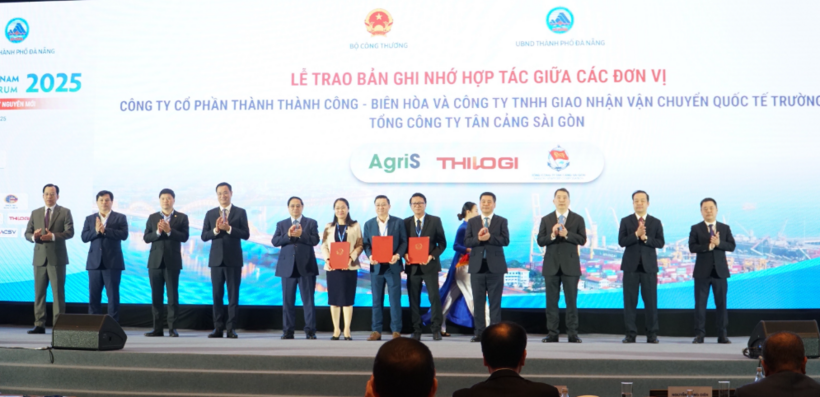 At the forum, the Prime Minister and leaders of ministries, sectors, and localities witness enterprises signing memoranda of understanding on cooperation in the field of logistics.