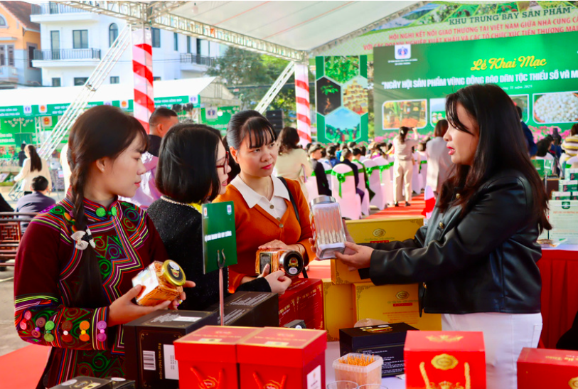 Northwestern provinces actively promote and connect ethnic-minority products. Photo: Quyen Luu