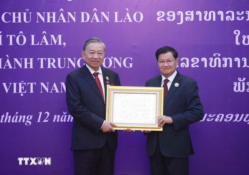 General Secretary and President of Laos Thongloun Sisoulith awards the National Gold Medal of the Lao People’s Democratic Republic to General Secretary To Lam. Photo: VNA