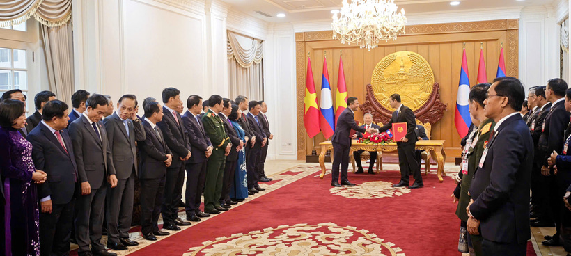 The Ministers of Industry and Trade of Vietnam and Laos exchange the Memorandum of Understanding.