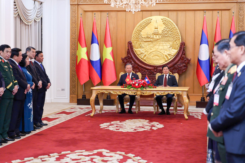 General Secretary To Lam and General Secretary and President of Laos Thongloun Sisoulith witnessed the signing ceremony of the Memorandum of Understanding between the Ministry of Industry and Trade of Viet Nam and the Ministry of Industry and Trade of Laos on developing the Vietnam-Laos industrial linkage chain