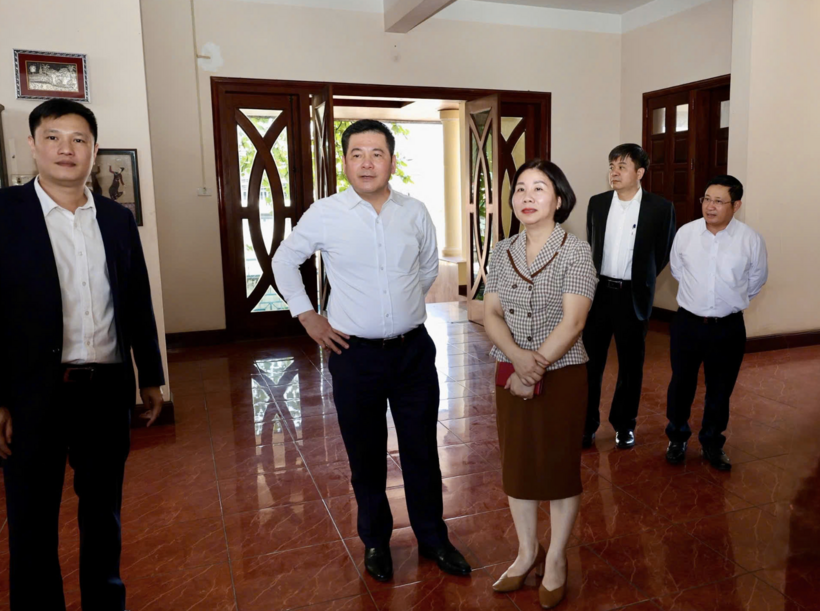Minister Nguyen Hong Dien inspects the facilities of the Vietnam Trade Office in Laos. Photo: Nguyen Minh