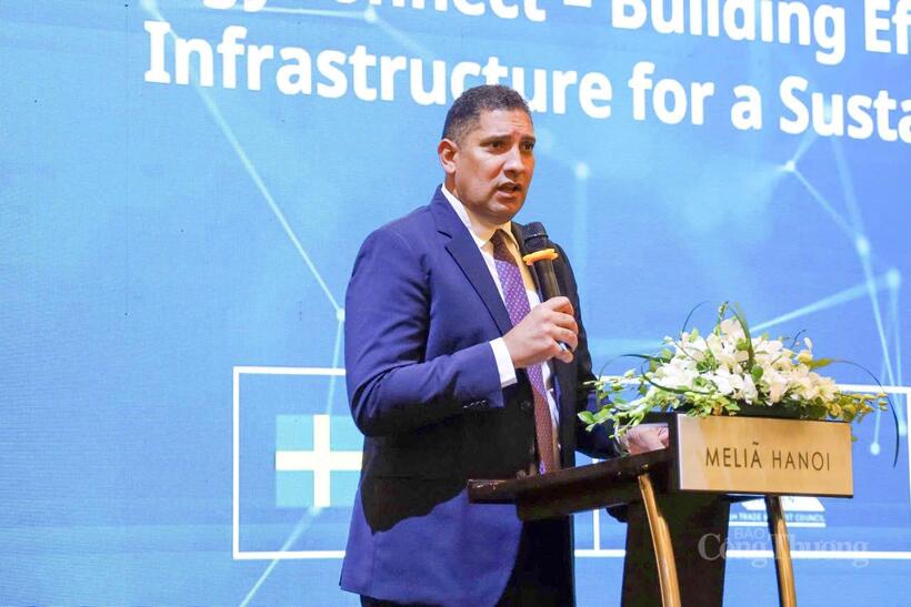 Swedish Ambassador to Vietnam Johan Ndisi delivers his remarks at the event.