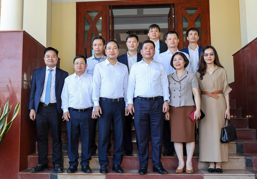 Minister Nguyen Hong Dien and representatives from departments and units of the Ministry of Industry and Trade in a group photo at the Vietnam Trade Office in Laos. Photo: Nguyen Minh