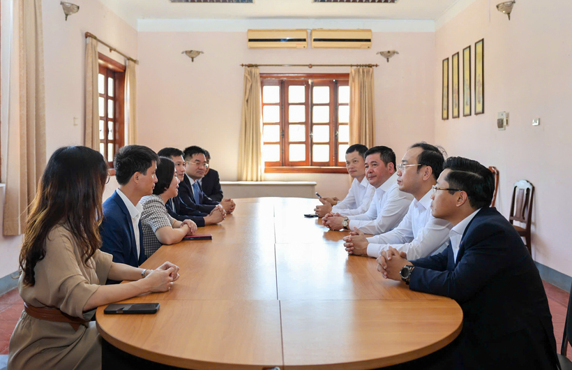 Minister Nguyen Hong Dien, head of the Ministry of Industry and Trade’s working delegation, meets with the Vietnam Trade Office in Laos. Photo: Nguyen Minh