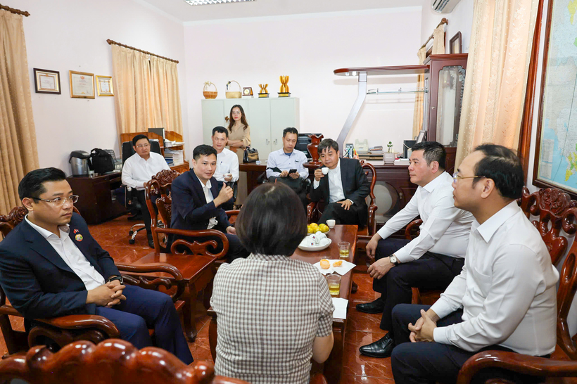 Minister Nguyen Hong Dien visits the headquarters of the Vietnam Trade Office in Laos. Photo: Nguyen Minh