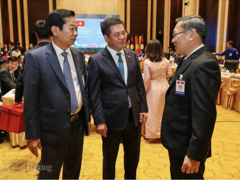 Minister of Industry and Trade Nguyen Hong Dien engages with delegates on the sidelines of the meeting. Photo: Nguyen Minh