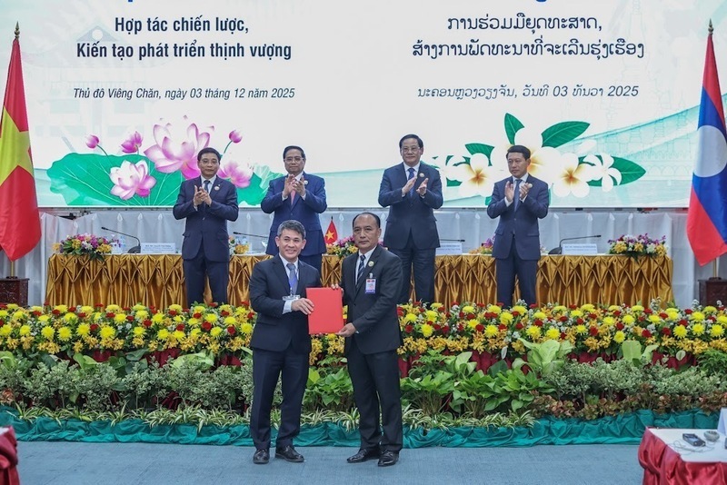 Prime Minister Pham Minh Chinh of Vietnam and Prime Minister Sonexay Siphandone of Laos witness the signing and exchange of cooperation documents between enterprises of the two countries across various sectors. Photo: VGP