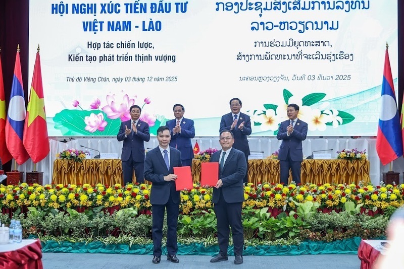 Prime Minister Pham Minh Chinh of Vietnam and Prime Minister Sonexay Siphandone of Laos witness enterprises from both countries signing and exchanging cooperation documents across various sectors. Photo: VGP