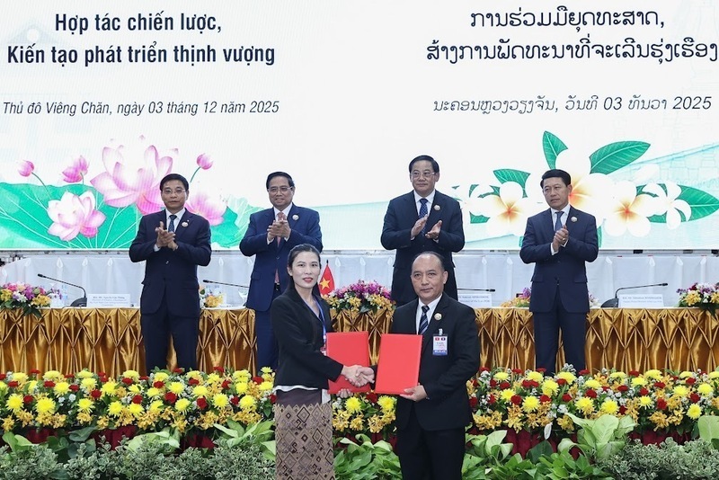 Prime Minister Pham Minh Chinh of Vietnam and Prime Minister Sonexay Siphandone of Laos witness enterprises from both countries signing and exchanging cooperation documents across various sectors. Photo: VGP