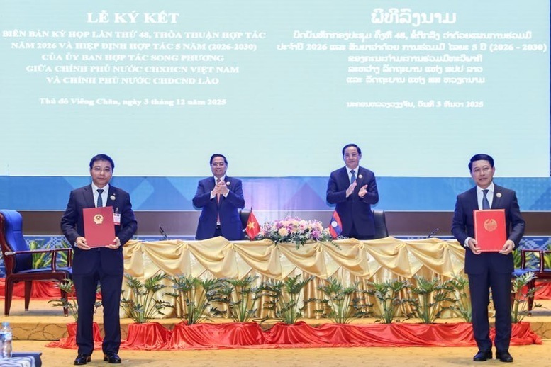 The two Prime Ministers witness the signing of bilateral cooperation documents. Photo: VGP