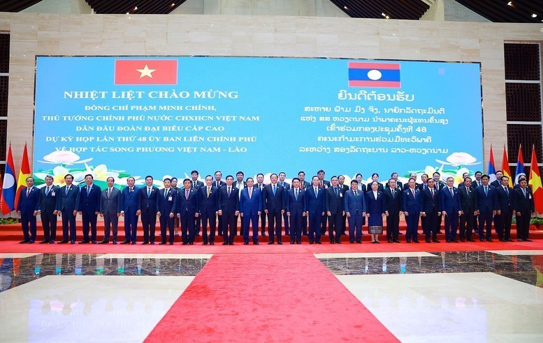 The two Prime Ministers pose for a photo with delegates. Photo: VGP
