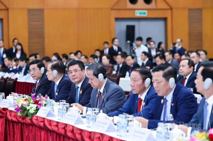 Minister of Industry and Trade Nguyen Hong Dien and leaders of relevant ministries and sectors accompany Prime Minister Pham Minh Chinh to the conference. Photo: VGP