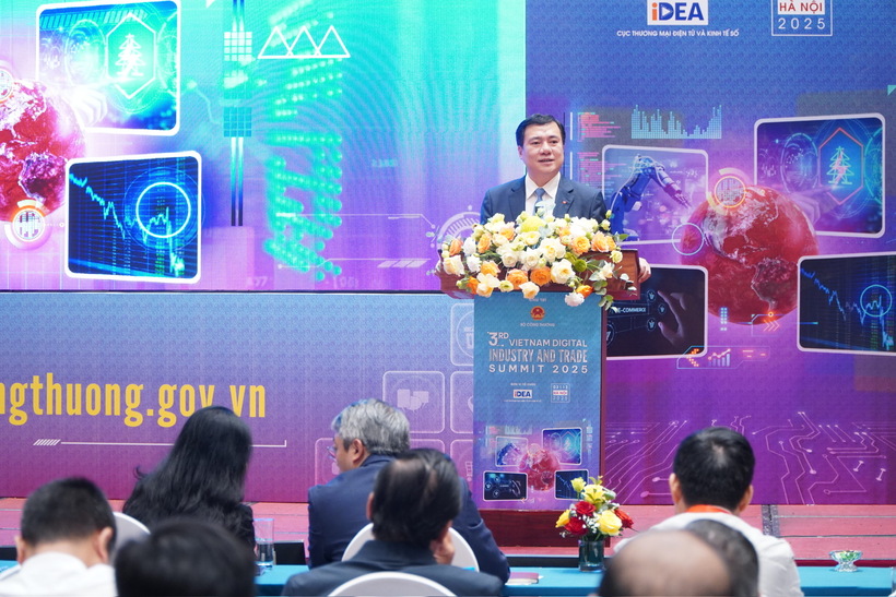 Deputy Minister Nguyen Sinh Nhat Tan delivers a speech at the forum.